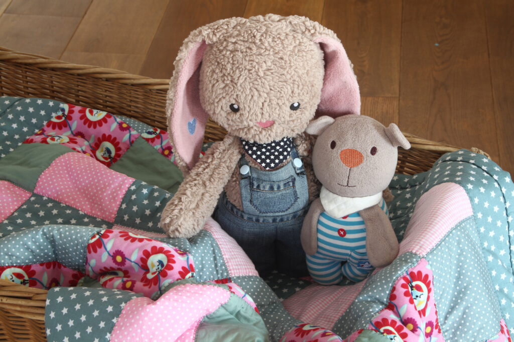 Hase und Bär halten sich im Arm